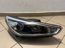 Laden Sie das Bild in den Galerie-Viewer, Frontscheinwerfer Hyundai I30 III 92102-G4000 Halogen Rechts Headlight