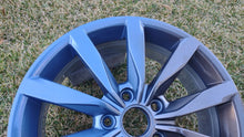 Laden Sie das Bild in den Galerie-Viewer, 1x Alufelge 17 Zoll 6.0&quot; 5x112 48ET 5G0601025 VW Golf Rim Wheel