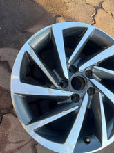Laden Sie das Bild in den Galerie-Viewer, 1x Alufelge 17 Zoll 7.0" 5x112 40ET Glanz Schwarz 5NA601025P VW Tiguan Rim Wheel FEL5166795946hf