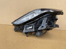 Laden Sie das Bild in den Galerie-Viewer, Frontscheinwerfer Mazda IV BCJH-51040 Links Scheinwerfer Headlight