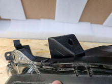 Laden Sie das Bild in den Galerie-Viewer, Frontscheinwerfer Mitsubishi L200 8301D381 LED Links Scheinwerfer Headlight