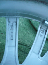 Laden Sie das Bild in den Galerie-Viewer, 1x Alufelge 18 Zoll 8.0&quot; 5x120 30ET Glanz Silber 6883414 BMW F11 F10 F12 F13