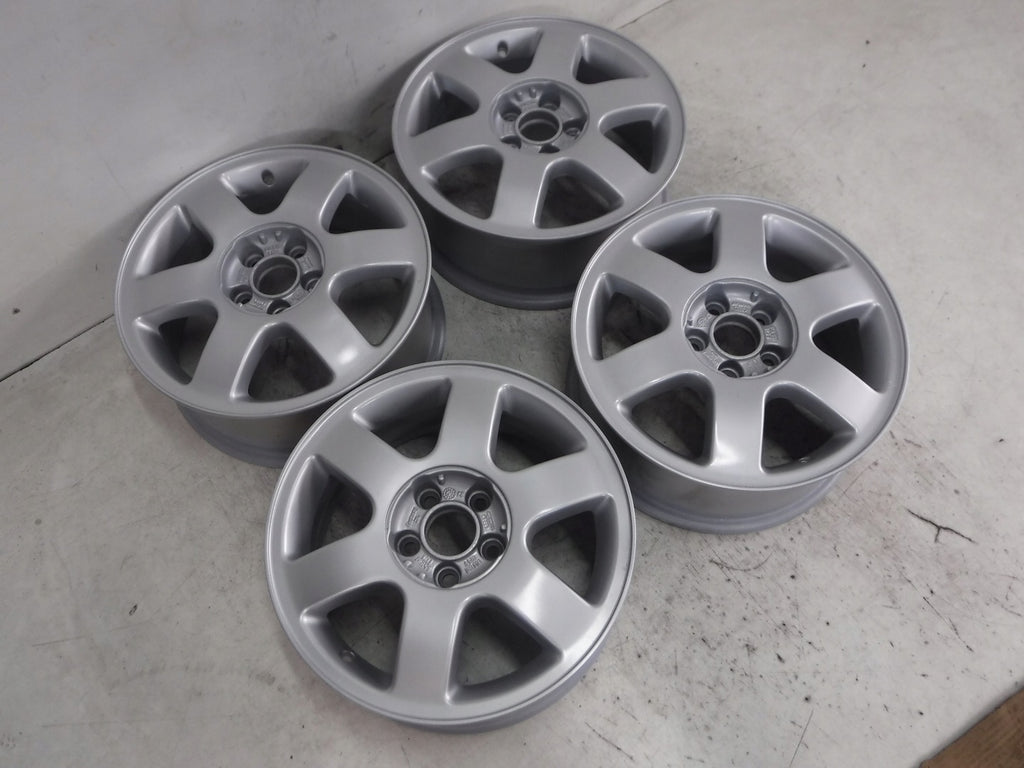 1x Alufelge 15 Zoll 6.0" 5x100 38ET Glanz Silber 6L0601025F Audi Golf Polo