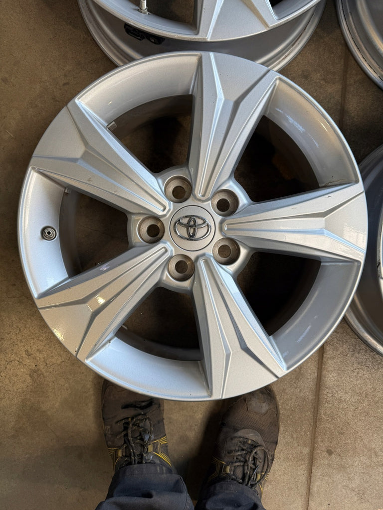 4x Alufelge 17 Zoll 6.5" 5x114.3 45ET Glanz Silber PW457-10001 Toyota C-Hr Chr FEL8017944005bg