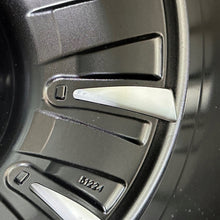 Laden Sie das Bild in den Galerie-Viewer, 1x Alufelge 17 Zoll 6.5&quot; 5x112 41ET Glanz Graphit 3V0601025 Mg Superb Rim Wheel