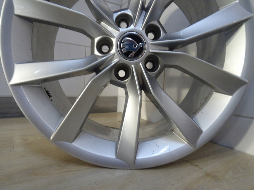 1x Alufelge 18 Zoll 8.0" 5x112 44ET Glanz Silber 3V0601025J Skoda Superb Iii