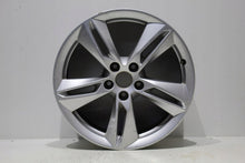 Load image into Gallery viewer, 1x Alufelge 18 Zoll 7.0&quot; 5x112 43ET Glanz Silber 8U0601025 Audi Q3 Rim Wheel