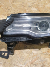 Laden Sie das Bild in den Galerie-Viewer, Frontscheinwerfer Jeep Grand Cherokee Wk2 68144709AF Links Headlight SCH2734240166eh