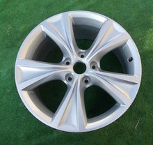 Laden Sie das Bild in den Galerie-Viewer, 1x Alufelge 17 Zoll 7.5&quot; 5x112 46ET Glanz Silber 5FA601025C Seat Leon Rim Wheel