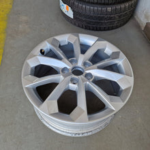 Load image into Gallery viewer, 1x Alufelge 17 Zoll 7.0&quot; 5x112 43ET Glanz Silber 8U0601025AF Audi Rim Wheel