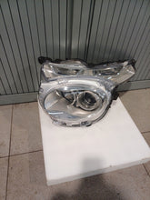 Laden Sie das Bild in den Galerie-Viewer, Frontscheinwerfer Citroën C1 II 90060985 Links Scheinwerfer Headlight SCH8818788516zs