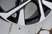 Load image into Gallery viewer, 1x Alufelge 18 Zoll 7.5&quot; 5x114.3 52ET Glanz Schwarz 52910-J9800 Hyundai Kona