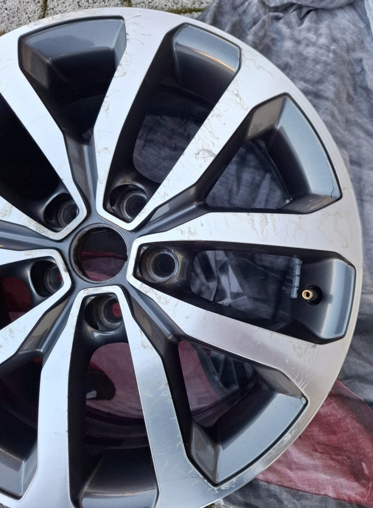 1x Alufelge 17 Zoll 7.0" 5x114.3 40ET Glanz Silber 403004615R 403004770R Mg FEL4730103727um