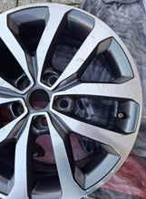 Load image into Gallery viewer, 1x Alufelge 17 Zoll 7.0" 5x114.3 40ET Glanz Silber 403004615R 403004770R Mg FEL4730103727um