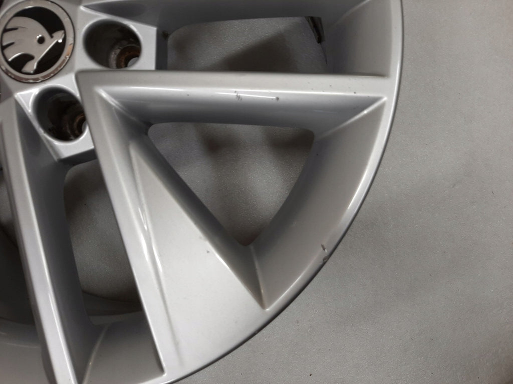 1x Alufelge 17 Zoll 7.0" 5x100 46ET Glanz Silber 6V0601025 Skoda Fabia Iii