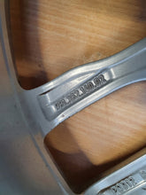 Laden Sie das Bild in den Galerie-Viewer, 1x Alufelge 19 Zoll 8.0&quot; 5x130 45ET Silber 98136214002 Porsche Cayman Rim Wheel