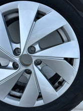 Laden Sie das Bild in den Galerie-Viewer, 1x Alufelge 16 Zoll 6.0" 5x112 35ET 2GM601025AD VW T-Cross Rim Wheel FEL1297905490vb