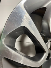 Laden Sie das Bild in den Galerie-Viewer, 1x Alufelge 16 Zoll 6.5" 4x108 20ET Glanz Silber 39007897 Opel Crossland FEL1147946343ln