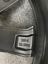 Laden Sie das Bild in den Galerie-Viewer, 4x Alufelge 18 Zoll 8.0&quot; 5x112 56 5ET Glanz Silber A1664011602 Mercedes-Benz