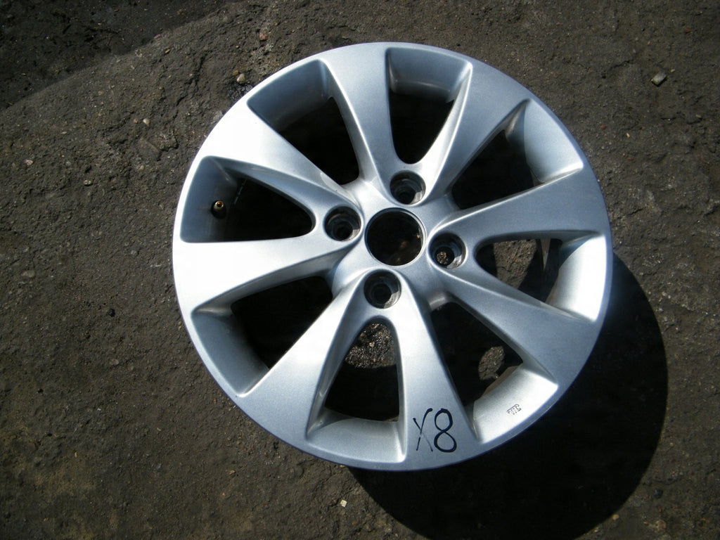 1x Alufelge 15 Zoll 5.5" 4x100 50ET Silber Hyundai Rim Wheel