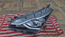 Laden Sie das Bild in den Galerie-Viewer, Frontscheinwerfer Toyota Yaris 677 163 85122000 Links Scheinwerfer Headlight SCH3448386180dk