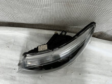 Laden Sie das Bild in den Galerie-Viewer, Frontscheinwerfer Mercedes-Benz Vito W447 A4479067700 Rechts oder Links