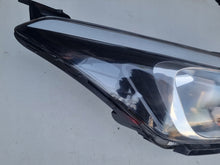 Laden Sie das Bild in den Galerie-Viewer, Frontscheinwerfer Hyundai I20 II 92102-C8 Rechts Scheinwerfer Headlight