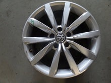 Laden Sie das Bild in den Galerie-Viewer, 1x Alufelge 17 Zoll 7.0" 5x112 49ET Glanz Silber 5G0601025BF VW Rim Wheel FEL1638693552ke