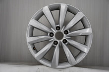 Laden Sie das Bild in den Galerie-Viewer, 1x Alufelge 17 Zoll 7.0" 5x112 43ET Glanz Silber 5N0601025AH VW Tiguan Rim Wheel FEL2295746758ah