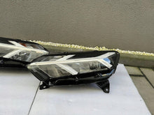 Load image into Gallery viewer, Frontscheinwerfer Dacia Sandero 260107978R 260601750R Rechts oder Links