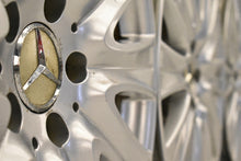 Laden Sie das Bild in den Galerie-Viewer, 4x Alufelge 18 Zoll 8.0&quot; 5x112 41ET Glanz Silber A2224010902 Mercedes-Benz