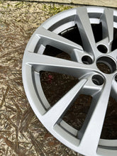 Load image into Gallery viewer, 1x Alufelge 17 Zoll 7.5&quot; 5x112 51ET Glanz Silber 8V0601025 Audi A3 Rim Wheel