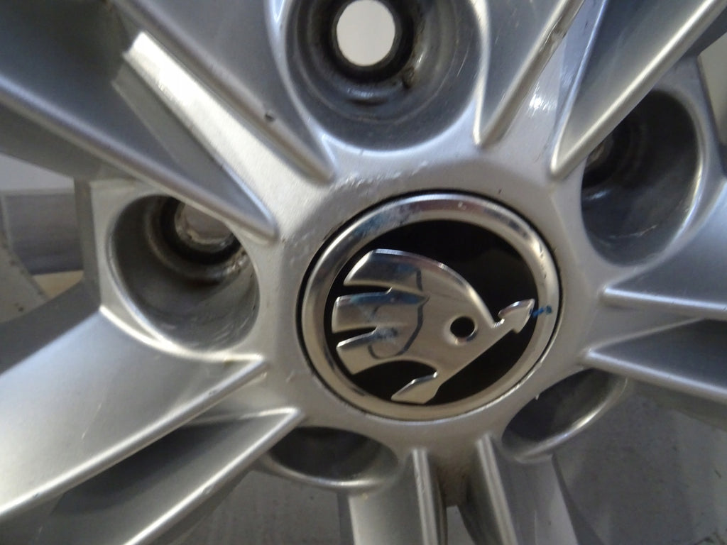 1x Alufelge 18 Zoll 8.0" 5x112 44ET Glanz Silber 3V0601025J Skoda Superb Iii