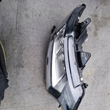 Laden Sie das Bild in den Galerie-Viewer, Frontscheinwerfer Mitsubishi Outlander III FALSE Scheinwerfer Headlight SCH5561823981es