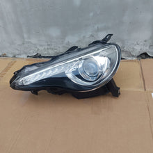 Load image into Gallery viewer, Frontscheinwerfer Toyota 39000-60082 Xenon Links Scheinwerfer Headlight