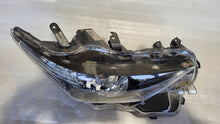Laden Sie das Bild in den Galerie-Viewer, Frontscheinwerfer Toyota Auris 81110-02K30 Rechts Scheinwerfer Headlight