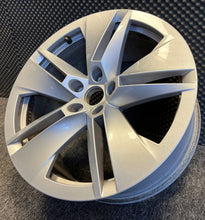 Laden Sie das Bild in den Galerie-Viewer, 1x Alufelge 19 Zoll 8.0&quot; 5x112 45ET 5LA601025B Skoda Enyaq Rim Wheel