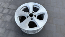 Laden Sie das Bild in den Galerie-Viewer, 1x Alufelge 17 Zoll 8.0" 5x120 43ET Glanz Silber 6794271 BMW Rim Wheel FEL2619764142ga