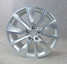 Load image into Gallery viewer, 1x Alufelge 18 Zoll 7.5&quot; 5x112 43ET Glanz Silber 5E0601025 Skoda Octavia Iii
