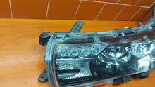 Laden Sie das Bild in den Galerie-Viewer, Frontscheinwerfer Toyota Corolla 81150-02E71 LED Ein Stück (Rechts oder Links)