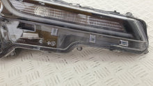 Laden Sie das Bild in den Galerie-Viewer, Frontscheinwerfer Toyota Corolla 81110-02S70 LED Rechts Scheinwerfer Headlight