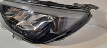 Laden Sie das Bild in den Galerie-Viewer, Frontscheinwerfer Peugeot 2008 II E219048 Ein Stück (Rechts oder Links)
