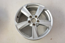 Laden Sie das Bild in den Galerie-Viewer, 1x Alufelge 17 Zoll 7.0&quot; 5x112 45ET Glanz Silber 81A601025 Audi Rim Wheel