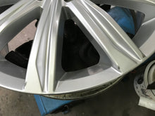 Load image into Gallery viewer, 1x Alufelge 17 Zoll 6.5&quot; 5x112 52ET Glanz Silber 5TA601025D Vw Rim Wheel