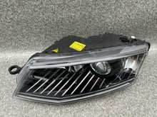 Load image into Gallery viewer, Frontscheinwerfer Skoda Octavia III 5E1941017B Links Scheinwerfer Headlight SCH3440404158kt