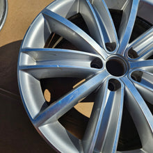 Laden Sie das Bild in den Galerie-Viewer, 1x Alufelge 18 Zoll 7.0" 5x112 43ET Glanz Silber 5N0601025AF VW Tiguan Rim Wheel FEL8941840427kg