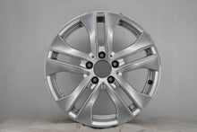 Laden Sie das Bild in den Galerie-Viewer, 1x Alufelge 17 Zoll 7.5&quot; 5x112 47ET Glanz Silber A2044011000 Mercedes-Benz W204