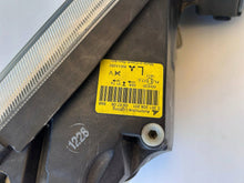 Laden Sie das Bild in den Galerie-Viewer, Frontscheinwerfer Mitsubishi Colt VI 8301A283 Links Scheinwerfer Headlight