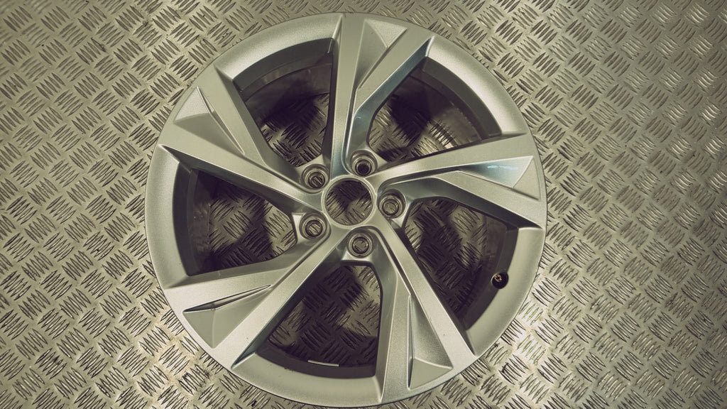 1x Alufelge 18 Zoll 8.0" 5x112 40ET Glanz Silber 8W0601025EJ Audi A4 B9 FEL8732081167op