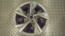 Laden Sie das Bild in den Galerie-Viewer, 1x Alufelge 18 Zoll 8.0" 5x112 40ET Glanz Silber 8W0601025EJ Audi A4 B9 FEL8732081167op